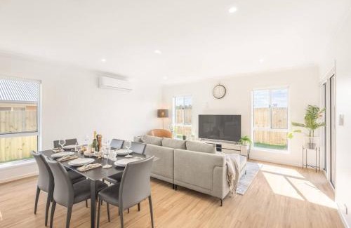 Greenbank House | Modern Family Retreat in Premier GreenbankLocation