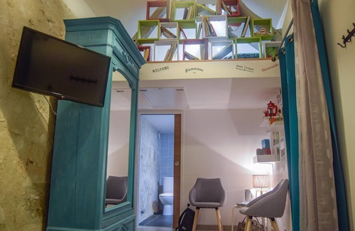Vernantes House | Modern, family-style rooms in independent courtyard.