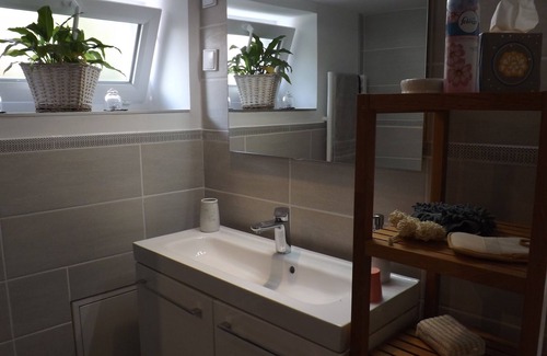 Vernantes House | Modern, family-style rooms in independent courtyard.