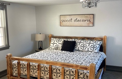 Norton Other | Modern Farm House and Barn- 5 ac and Pool/Hot Tub- 24 people- 599 a night!
