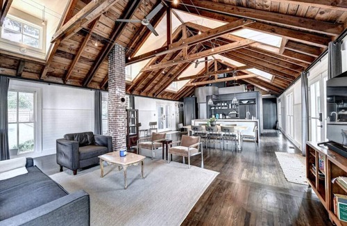 Home Park House | Modern Farm house in heart of the City- Sleeps 12