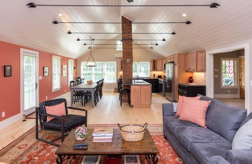 Katama House | Modern Farmhouse Compound With Pool And Party Barn
