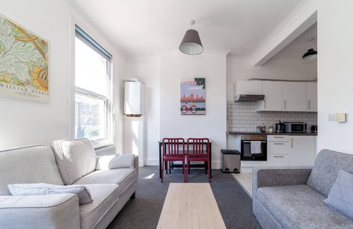 Highbury West Apartment | Modern flat - 5 mins from the Arsenal/Finsbury Park. Sleeps 4/5