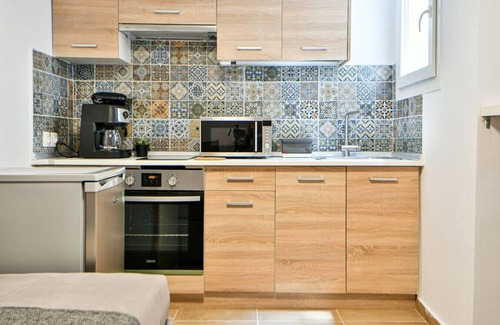 Ilisia Condo | Modern Flat in Central Athens (Chrysanthemum)