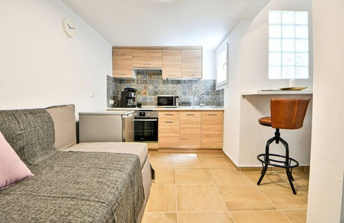 Ilisia Condo | Modern Flat in Central Athens (Chrysanthemum)