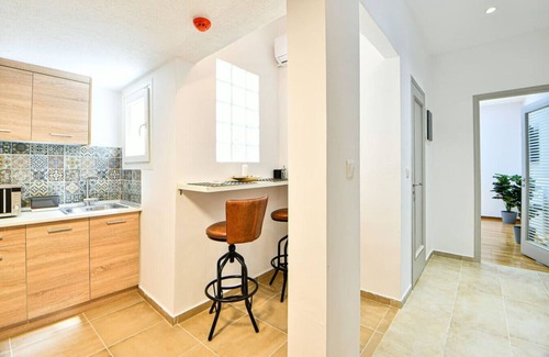 Ilisia Condo | Modern Flat in Central Athens (Chrysanthemum)