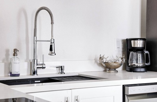 Tobin Hill Apartment | Modern Flat Nr DT River Walk Zoo | WiFi BBQ Desk