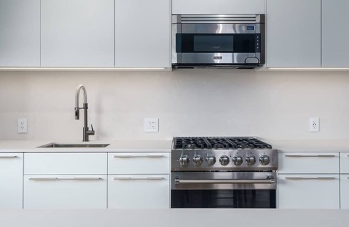 Berkeley Hotel | Modern Flat w/Mtn Views & Private Balcony!