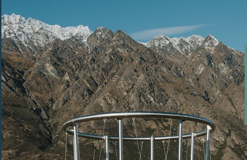 Kawarau Falls Apartment | Modern Flat with Mountain Views in Queenstown