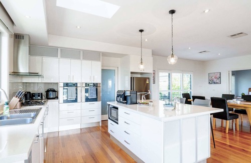 Frankston South House | Modern Frankston South Holiday House with Bay View