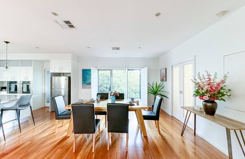 Frankston South House | Modern Frankston South Holiday House with Bay View