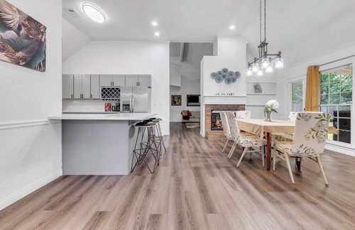 Southwind House | Modern, Freshly Updated 5- Bedroom Brick Home just Minutes from the airport.