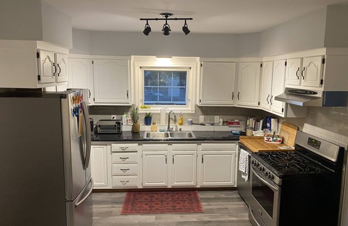 Brights Grove House | Modern Fun Beach House 1 Blk to Lake - 3BDRM 3BA w/Backyard BBQ & Fire Table
