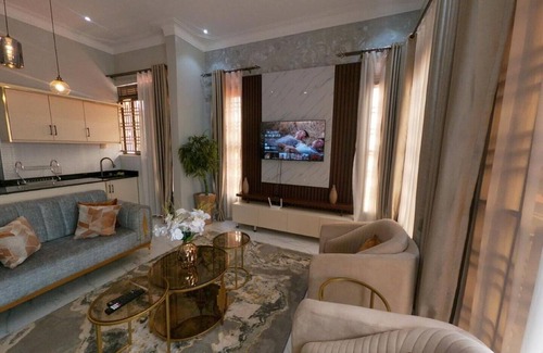 Kampala Apartment | Modern Furnished Apartment Buziga-Kampala w/Netflix, unlimited wireless internet