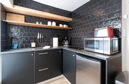 The Heights Apartment | Modern Garden Apartment 30mins from NYC