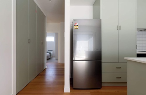 Launceston CBD House | Modern Getaway with Balcony & Secure Parking
