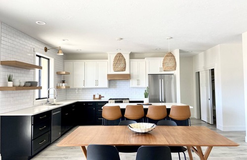 Desert Aire House | Modern Getaway with Community Pool near Golf, Boating & Gorge Concerts!