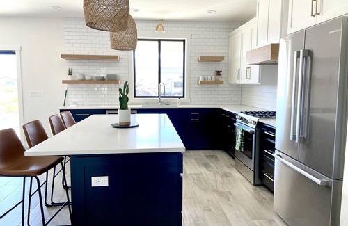 Desert Aire House | Modern Getaway with Community Pool near Golf, Boating & Gorge Concerts!