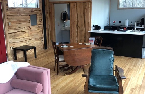 Fort Valley Cabin | Modern Glass Retreat in Fort Valley with WiFi, AC, EV charger