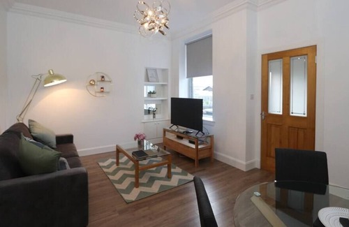 Oakley Apartment | Modern ground floor apartment with separate entrance - Fast WiFi