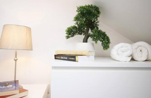 Adamsdown House | Modern Guesthouse, Fast Wi-Fi, Street Free Parking, Central, Fully Equipped