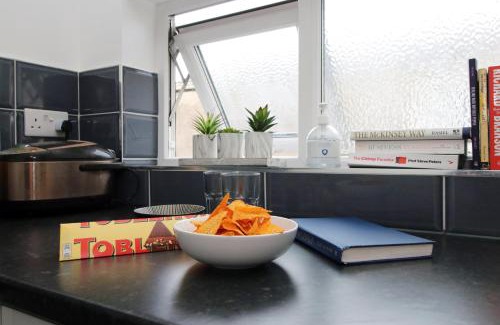 Adamsdown House | Modern Guesthouse, Fast Wi-Fi, Street Free Parking, Central, Fully Equipped