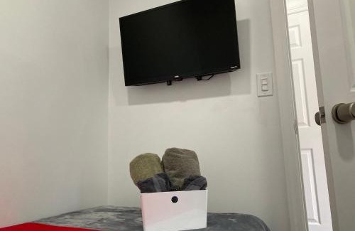 Ironbound District House | Modern GuestHouse Ironbound Newark with KITCHEN-FastTrainToNYC-OneStopToAirport