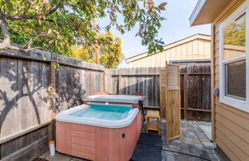 Centennial Apartment | Modern Guesthouse w Private Patio and Hot Tub