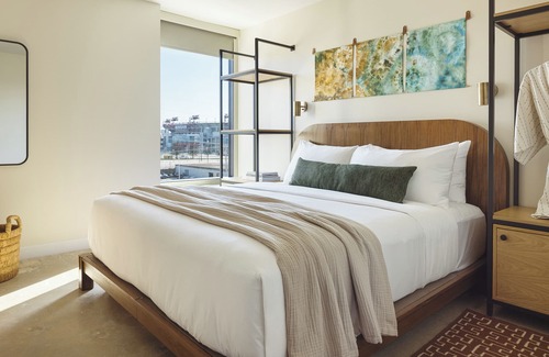 East Bank Hotel | Modern Hideaway with Rooftop Lounge, Pool, Firepits & City Views