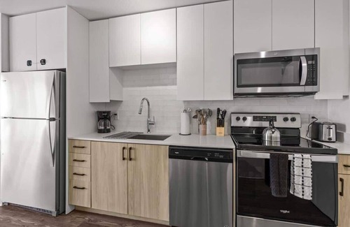 Evans Churchill Apartment | Modern Highrise STU w/Sky Pool, Parking, Gym 02