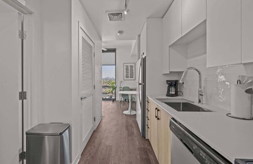 Evans Churchill Apartment | Modern Highrise STU w/Sky Pool, Parking, Gym 02