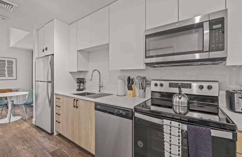 Evans Churchill Apartment | Modern Highrise STU w/Sky Pool, Parking, Gym 02