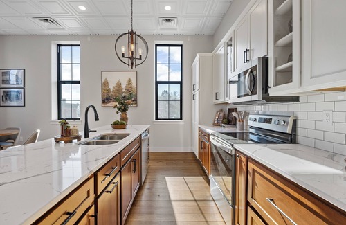 Williamsburg Apartment | Modern + Historic: "Evans Suite" Luxury Loft Overlooking Charming DT