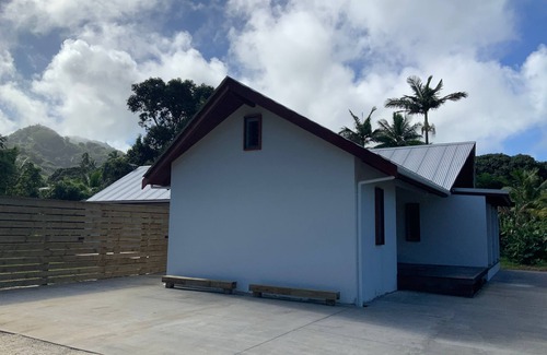 Takitumu District House | Modern holiday home. 1 minute walk to tropical beach, cafe and turtle swim.
