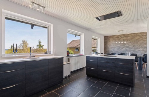 Sandkaas Villa | Modern holiday home with sea view in Tejn