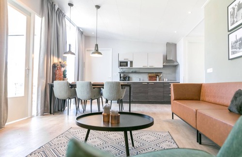 's-Gravenzande House | Modern holiday home with conservatory