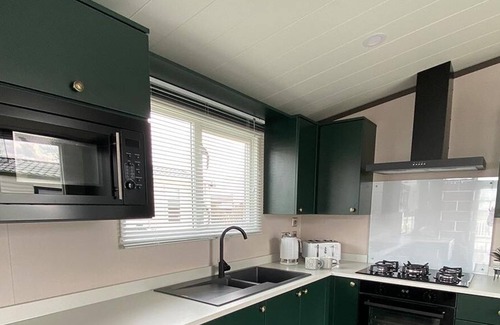 Patrington Haven House | Modern Holiday Home with Hot tub near the coast