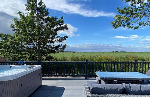 Patrington Haven House | Modern Holiday Home with Hot tub near the coast