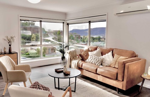 Rosetta House | Modern holiday home in Hobart- beautiful Mountain & water views!