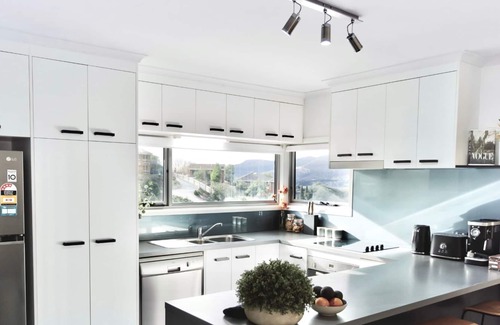 Rosetta House | Modern holiday home in Hobart- beautiful Mountain & water views!