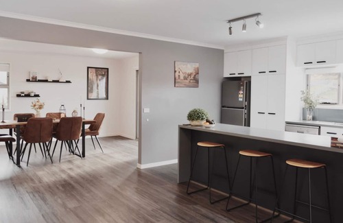 Rosetta House | Modern holiday home in Hobart- beautiful Mountain & water views!