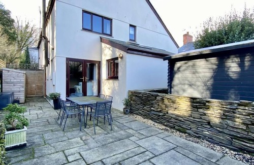 Treator House | Modern holiday home in Padstow Old Town with parking and patio garden