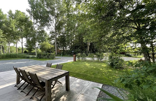 Groningen House | Modern holiday home in the city park.