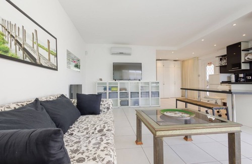 Urbanizacion Costabella Apartment | Modern holiday home with private garden in Costabella, Marbella