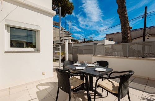 Urbanizacion Costabella Apartment | Modern holiday home with private garden in Costabella, Marbella