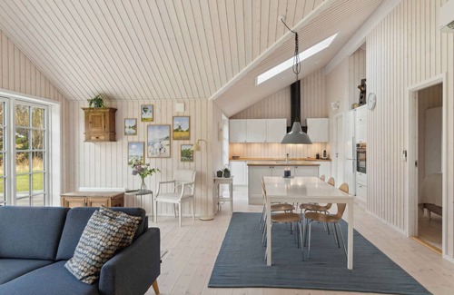 Hoensinge House | Modern holiday home with large garden near beach