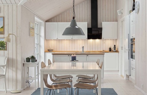 Hoensinge House | Modern holiday home with large garden near beach
