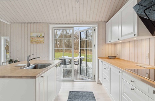 Hoensinge House | Modern holiday home with large garden near beach