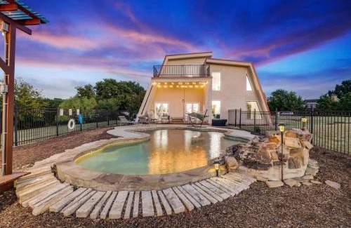 Denton House | Modern Home - 1 Acre Lot w Pool Patios Jacuzzi