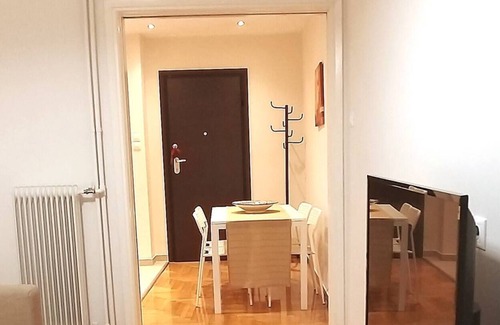 Ampelokipoi Apartment | Modern Home, 6mins from the Metro